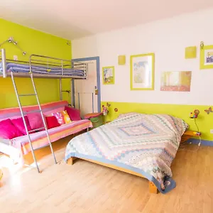  Appartement Volets Bleus Et Briques Rouges France